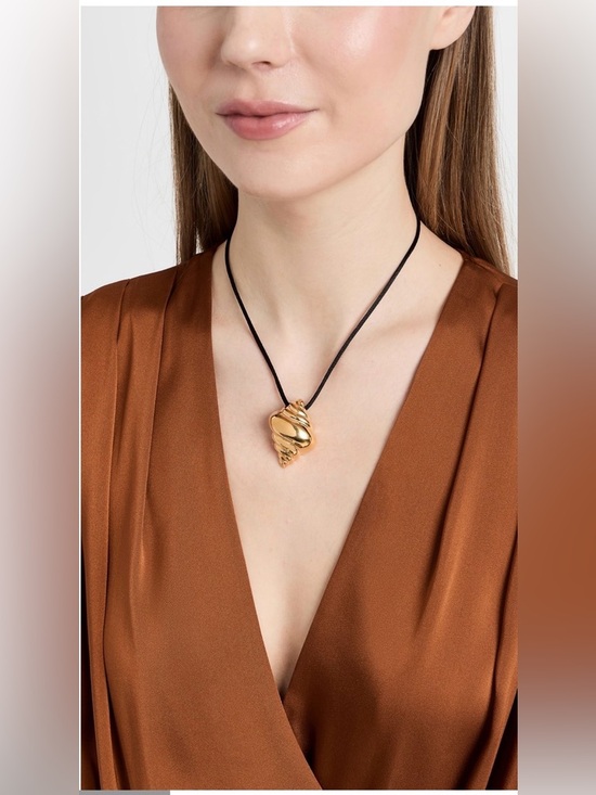 Kenneth Jay Lane Jewelry - ❗️BUY NOW❗️WILL BE REMOVED SOON❗️Kenneth Jay Lane Shell Pendant Necklace